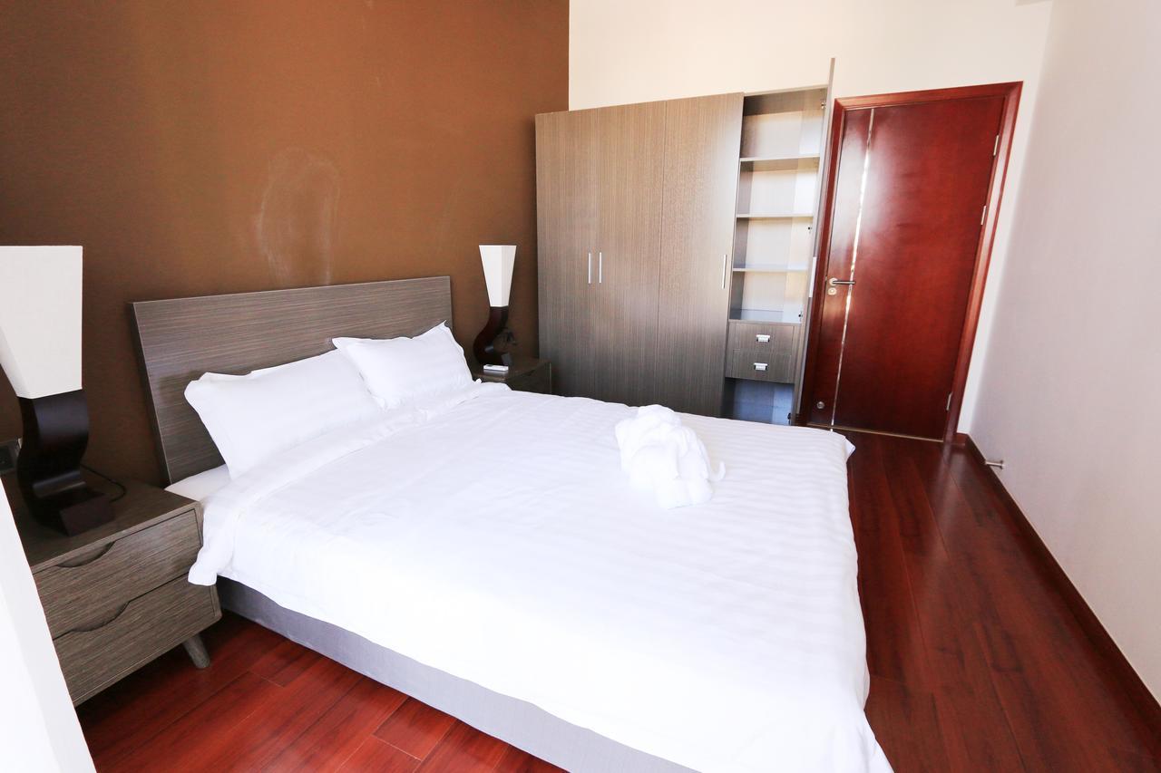Eastland Hotel & Apartment Phnom Penh Bagian luar foto