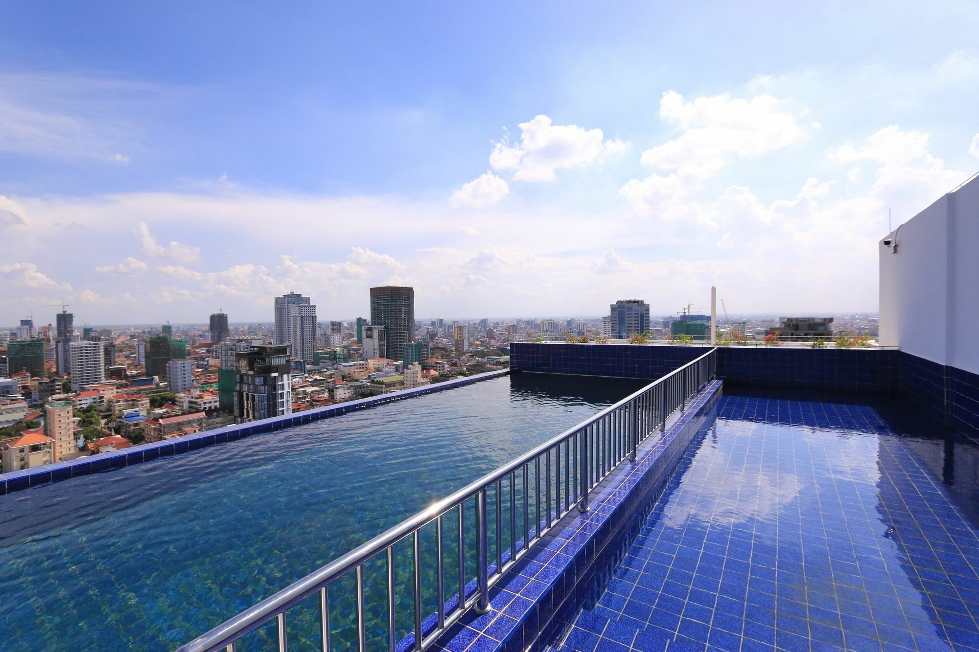 Eastland Hotel & Apartment Phnom Penh Bagian luar foto