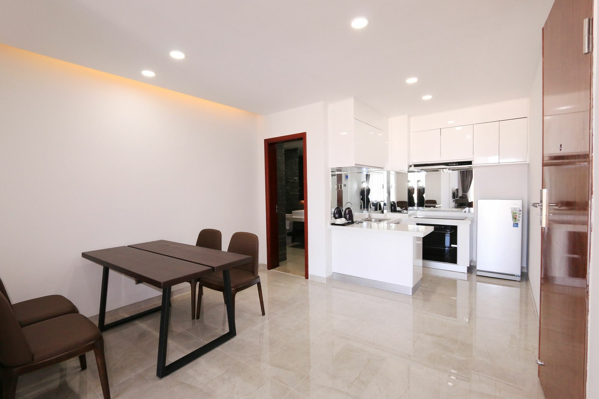 Eastland Hotel & Apartment Phnom Penh Bagian luar foto
