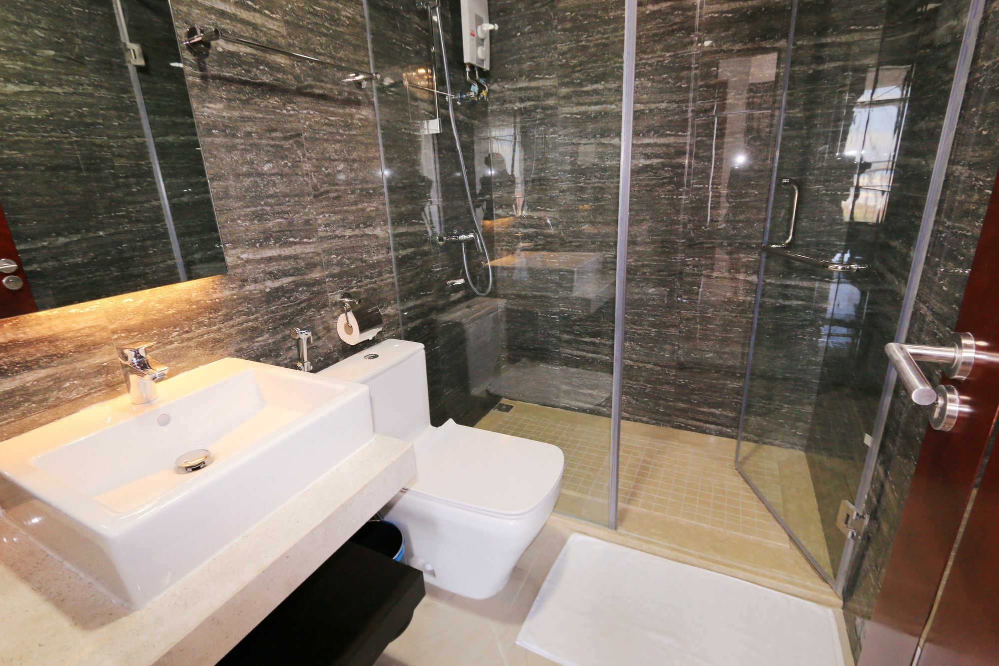 Eastland Hotel & Apartment Phnom Penh Bagian luar foto