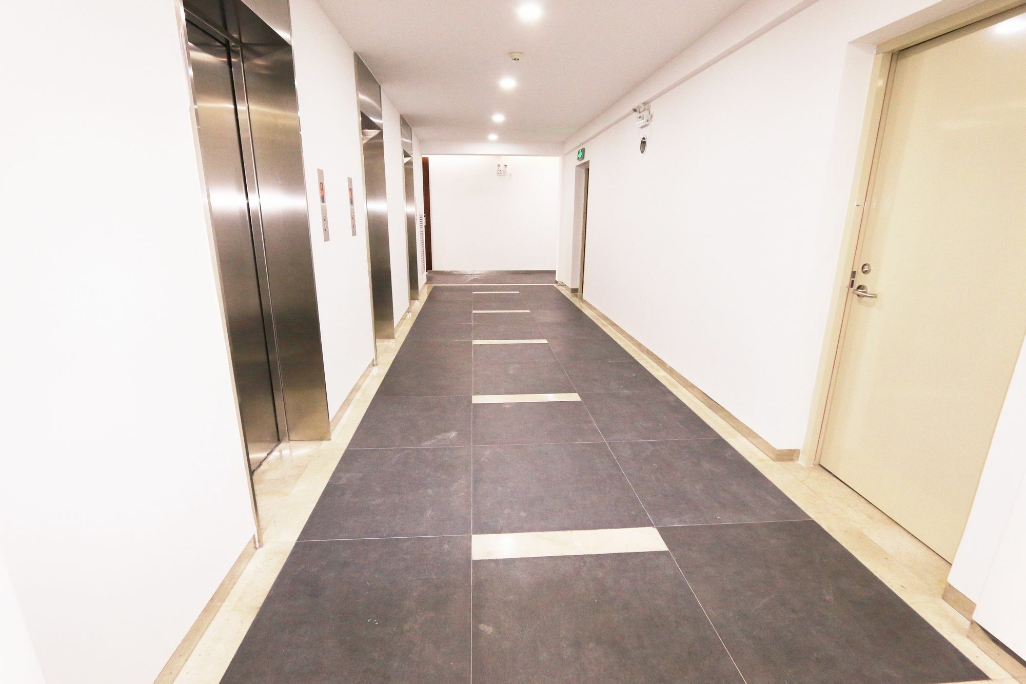 Eastland Hotel & Apartment Phnom Penh Bagian luar foto