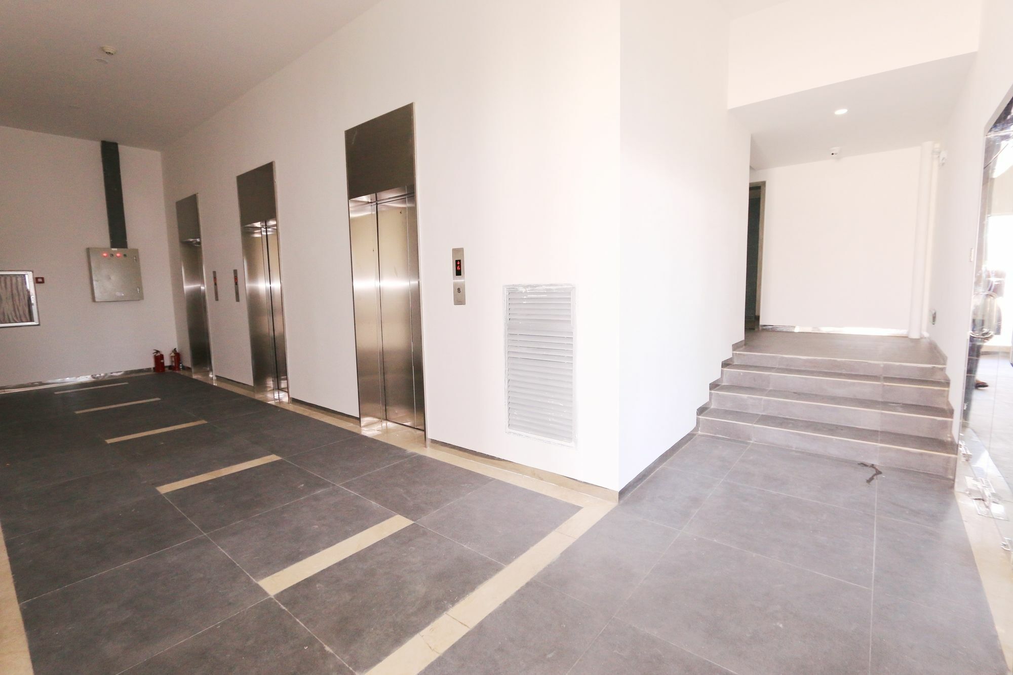 Eastland Hotel & Apartment Phnom Penh Bagian luar foto