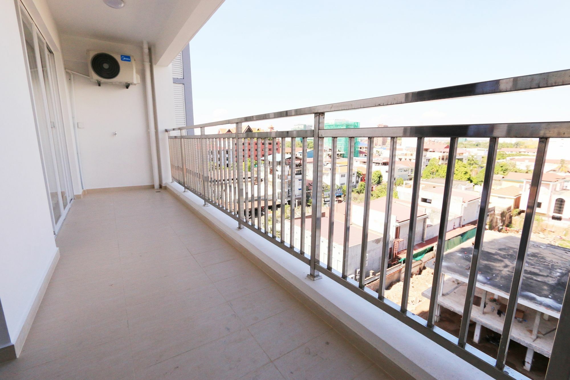 Eastland Hotel & Apartment Phnom Penh Bagian luar foto