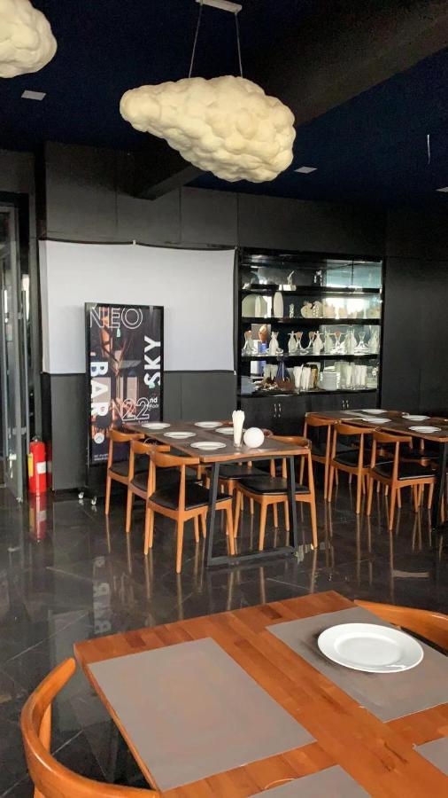 Eastland Hotel & Apartment Phnom Penh Bagian luar foto
