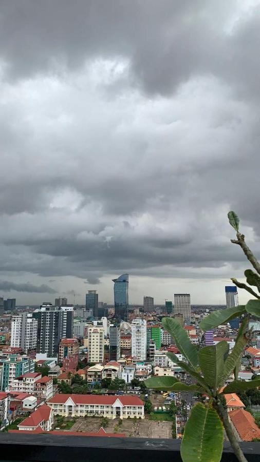 Eastland Hotel & Apartment Phnom Penh Bagian luar foto