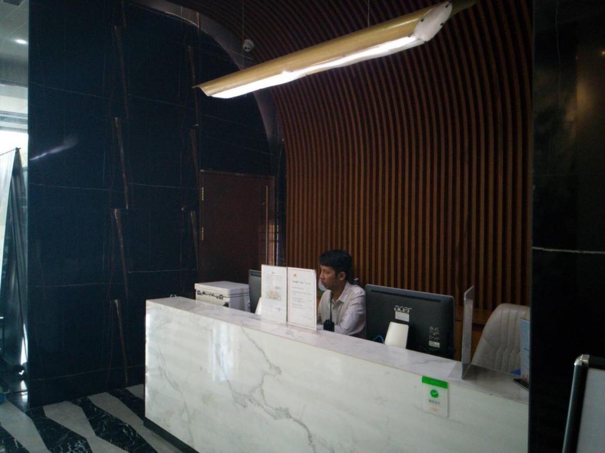 Eastland Hotel & Apartment Phnom Penh Bagian luar foto